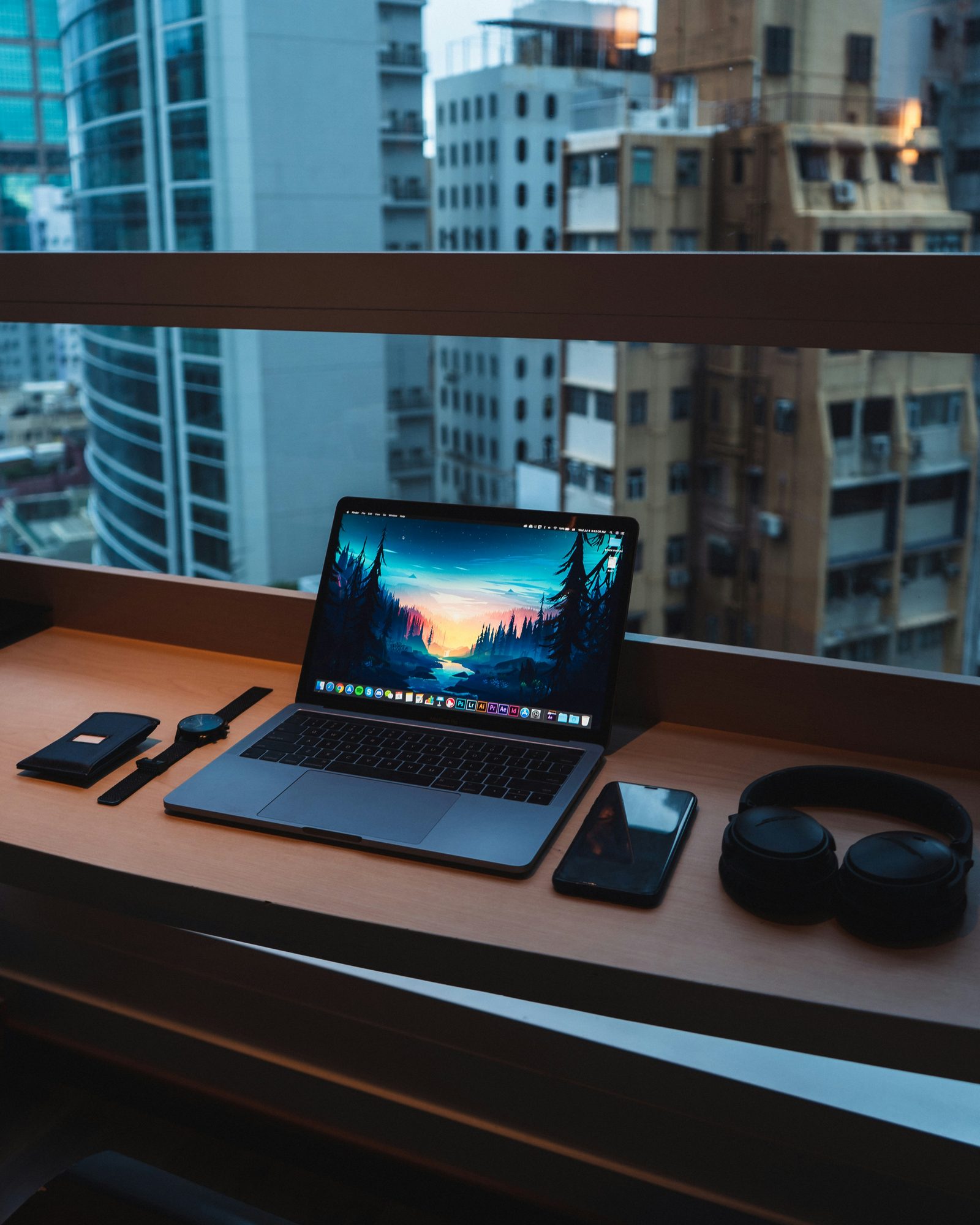 Escritorio con laptop modular y accesorios